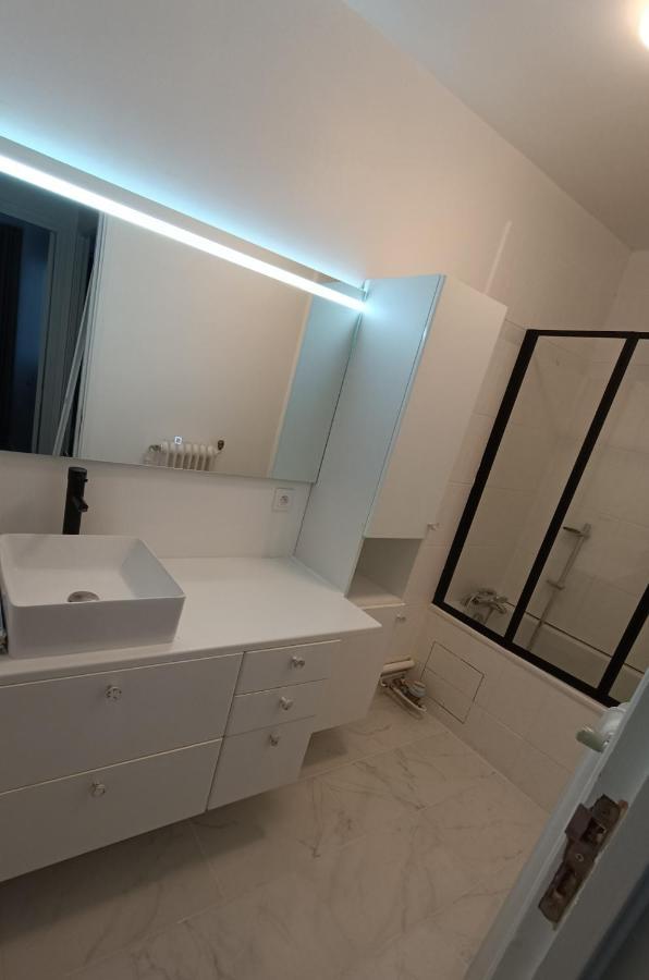 Chelles Centre Ville 2 Chambres Pres Des Bords De Marne 10 Minutes A Pieds De La Gare De Chelles-Gournay 5 Minutes De La Gare De Vaires-Sur-Marne 20 Minutes De Disneyland Jusqu'A 5 Couchages Possibles Exterior photo
